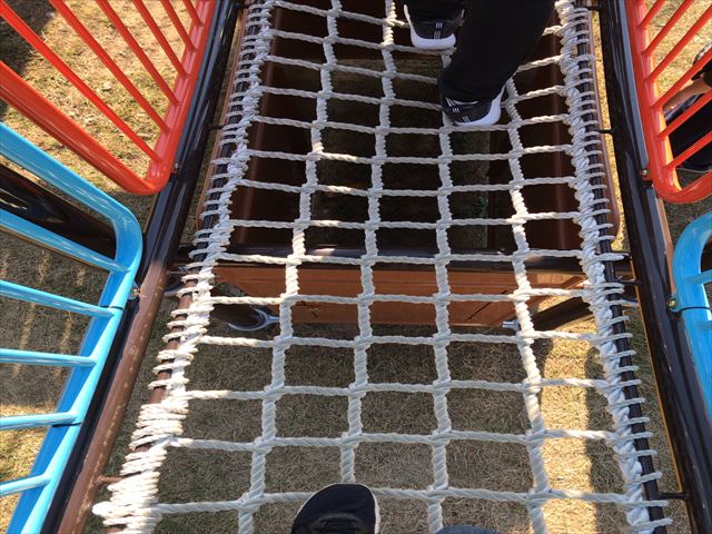 深北緑地「とりで広場」縄梯子の隙間