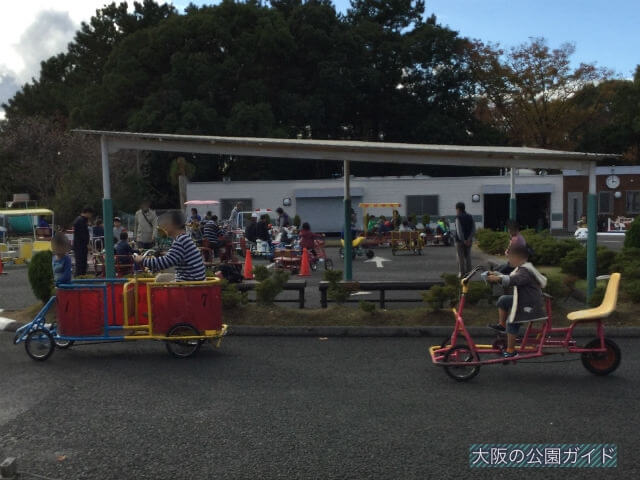「万博おもしろ自転車広場」車のような自転車、二人乗り自転車など