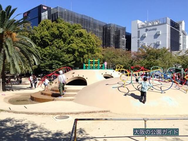 江坂公園の遊具1「ちびっこ広場」水遊び