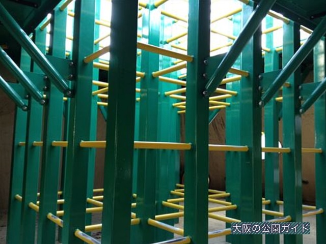 江坂公園の遊具1「ちびっこ広場」トンネルの中はジャングルジム