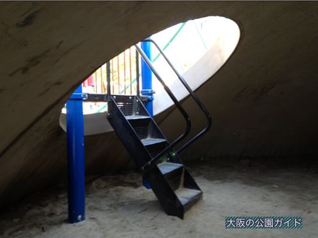 江坂公園の遊具1「ちびっこ広場」の中、トンネル