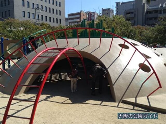 江坂公園の遊具1「ちびっこ広場」雲梯とトンネル