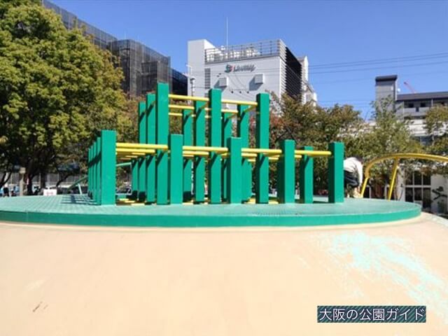 江坂公園の遊具1「ちびっこ広場」ジャングルジム