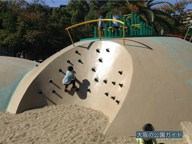 江坂公園の遊具1「ちびっこ広場」ボルダリング