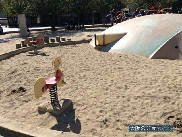 江坂公園の遊具1「ちびっこ広場」砂場＆固定乗り物
