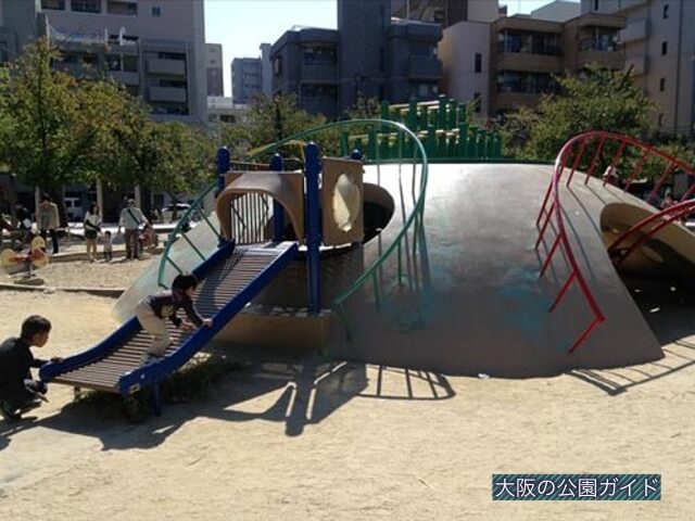 江坂公園の遊具1「ちびっこ広場」滑り台