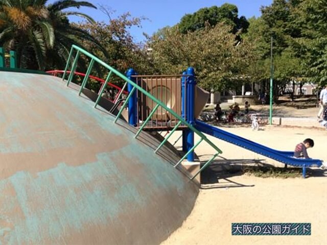 江坂公園の遊具1「ちびっこ広場」滑り台