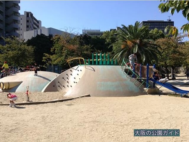 江坂公園の遊具1「ちびっこ広場」