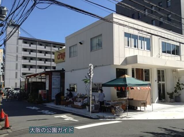 江坂公園から見える「クレヨンハウス」