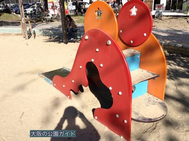 江坂公園の遊具・幼児用滑り台
