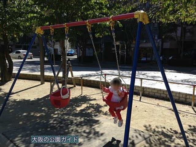 江坂公園の遊具・ブランコ1