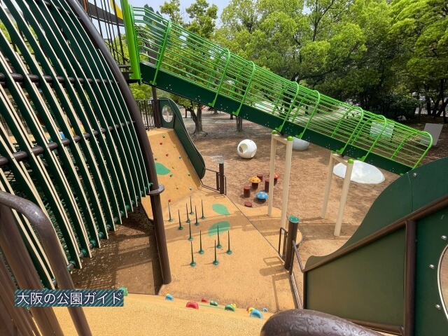 江坂公園の複合遊具2「わんぱく広場」ボルダリング上から撮影