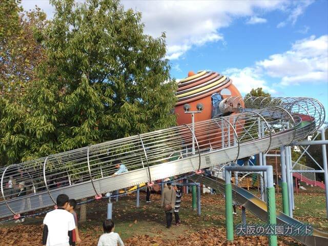 万博記念公園の大型遊具「やったねの木」ローラー滑り台