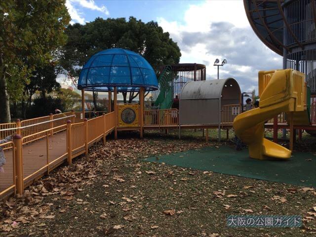 万博記念公園の大型遊具／滑り台「やったねの木」