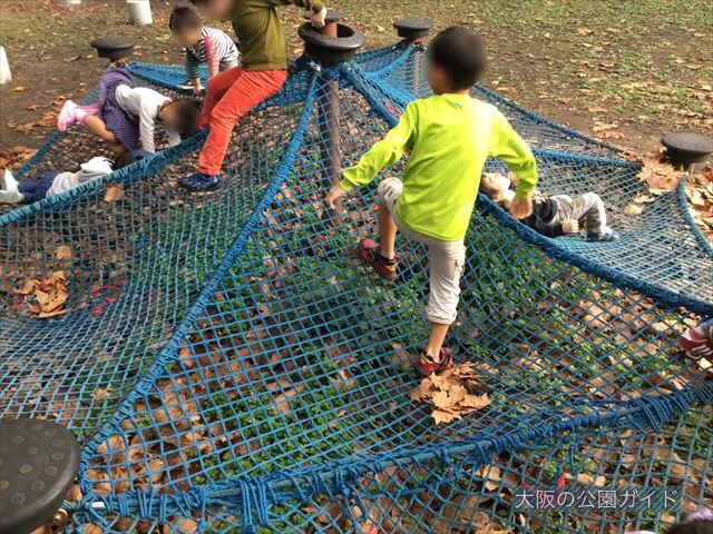 万博記念公園「やったねの木」ネット遊具