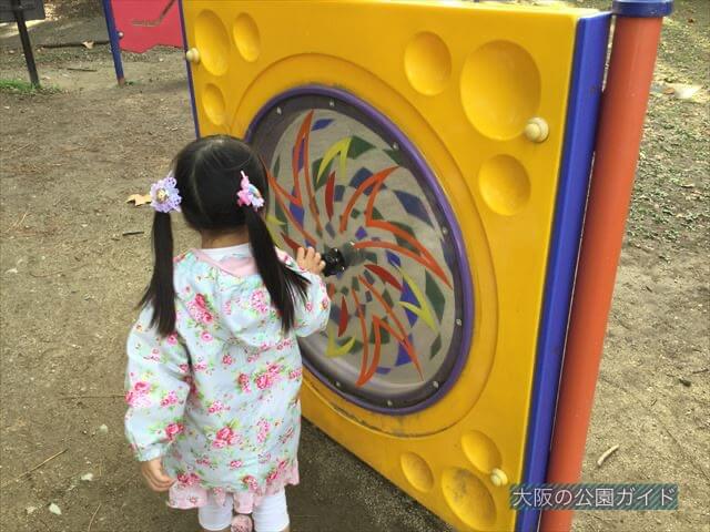 万博記念公園「やったねの木」ユニバーサル遊具（回転させると模様になる）