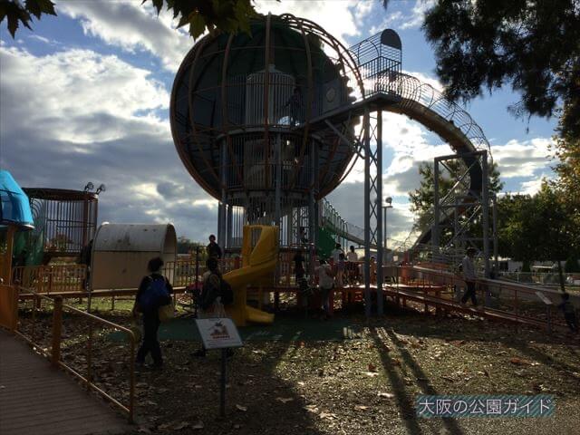 万博記念公園の大型遊具／滑り台「やったねの木」