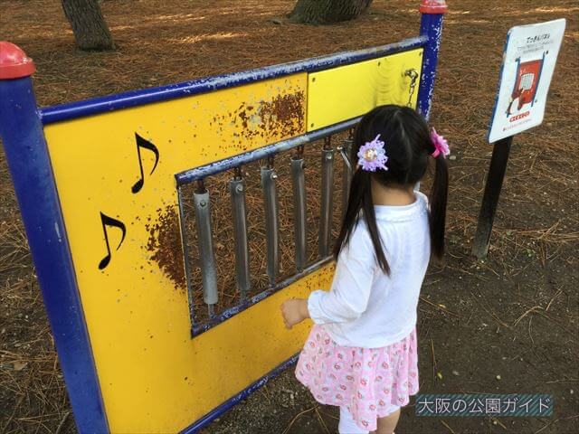 万博記念公園「やったねの木」ユニバーサル遊具（鉄琴）
