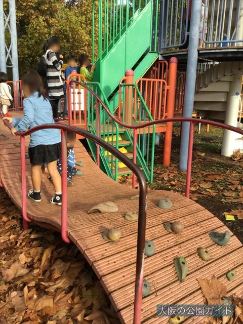 万博記念公園の大型遊具／滑り台「やったねの木」（アスレチック風）