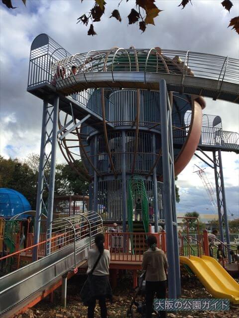 万博記念公園の大型遊具／滑り台「やったねの木」
