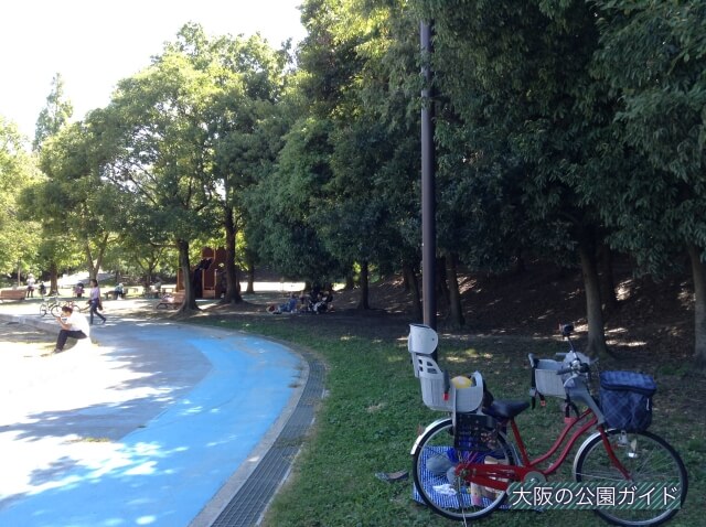 深北緑地②「恐竜広場」木陰