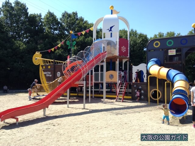 深北緑地②「恐竜広場」船の複合遊具・ロング滑り台