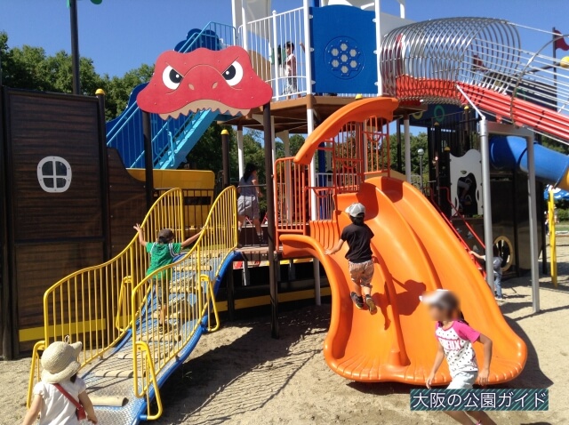 深北緑地②「恐竜広場」大型船の複合遊具