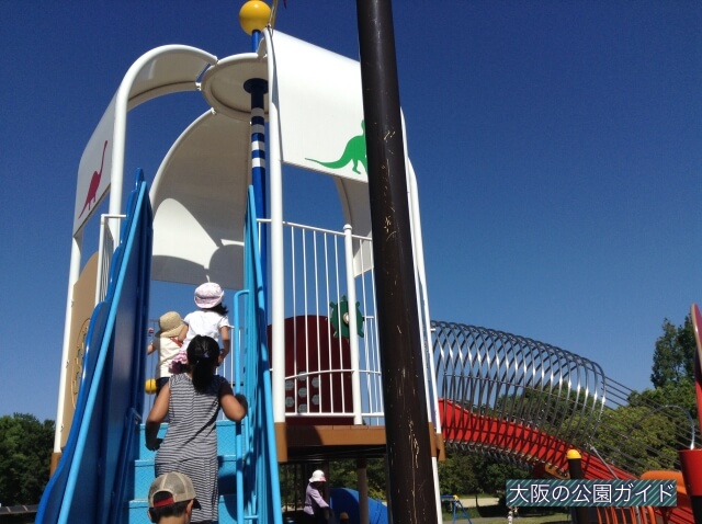 深北緑地②「恐竜広場」大型船の複合遊具(3階付近)