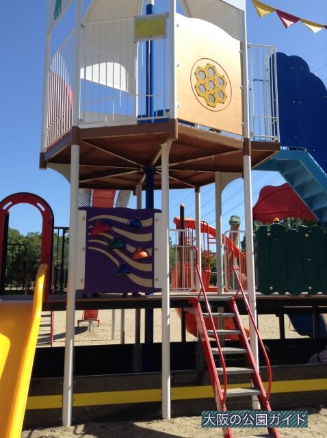 深北緑地②「恐竜広場」大型船の複合遊具(内部)