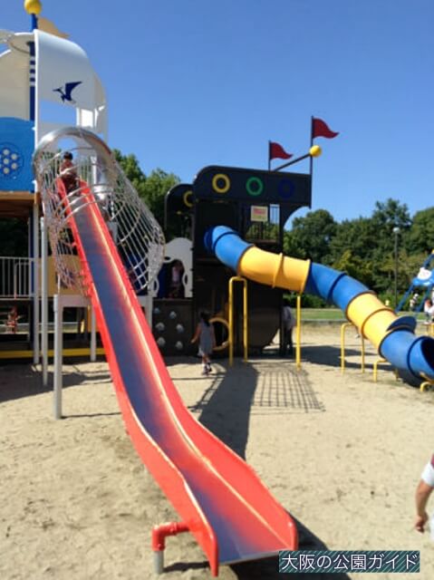 深北緑地②「恐竜広場」大型船の複合遊具・ロング滑り台