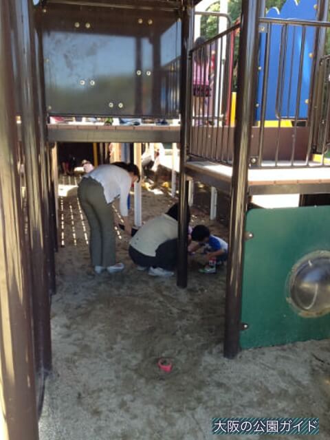 深北緑地②「恐竜広場」大型船の複合遊具・内部1階が砂場になっている