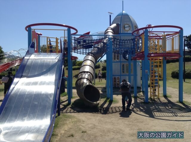 深北緑地①「ロケット広場」大型複合遊具、横幅のある滑り台