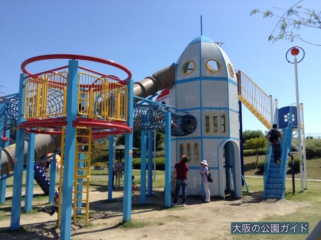 深北緑地①「ロケット広場」大型複合遊具、滑り台の階段