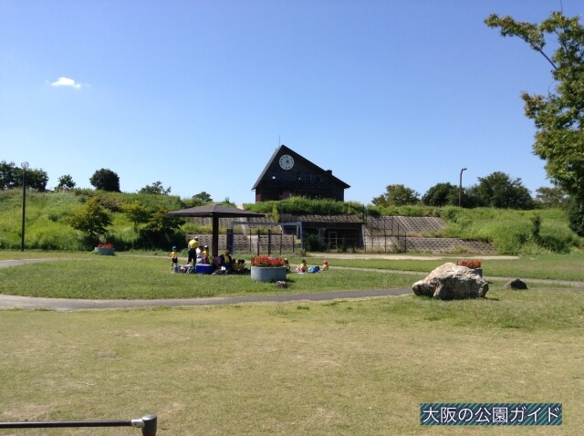 深北緑地①「ロケット広場」芝生広場と時計