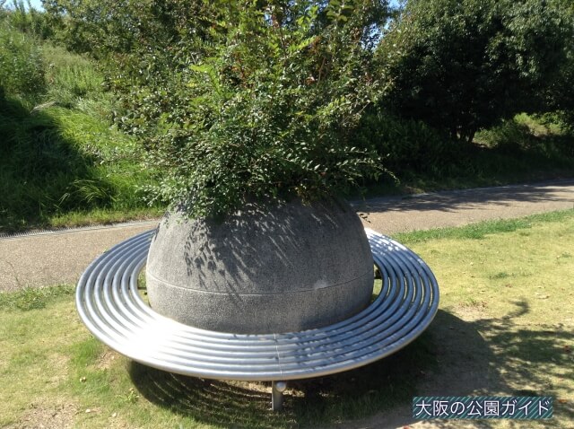 深北緑地①「ロケット広場」ベンチ（土星の形）