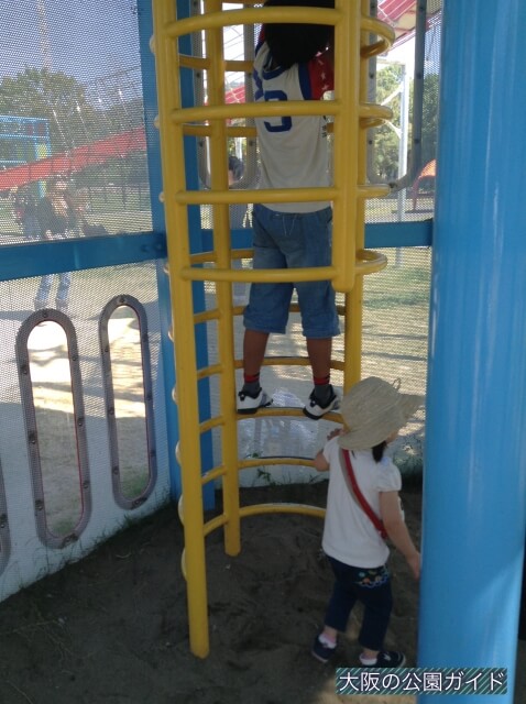 深北緑地①「ロケット広場」大型複合遊具の中にある鉄ハシゴ
