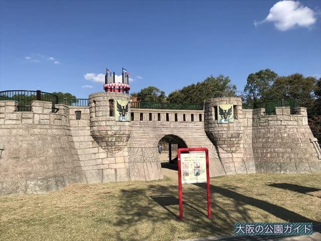 深北緑地「③とりで広場」要塞の形をした遊具