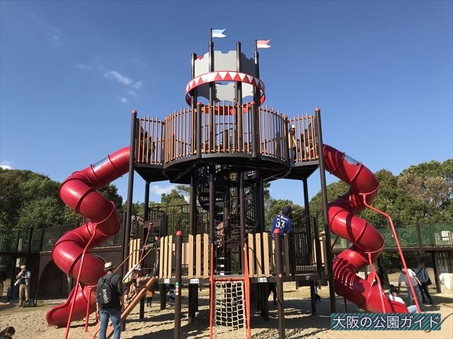 深北緑地「③とりで広場」中央の滑り台付き大型複合遊具