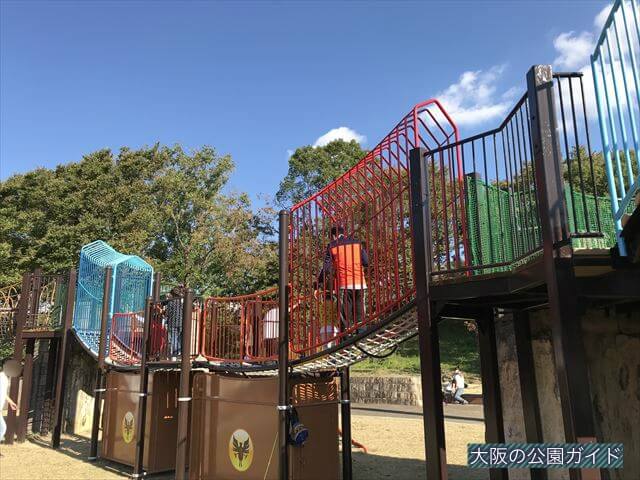 深北緑地「③とりで広場」外側を1周できるアスレチック風の遊具