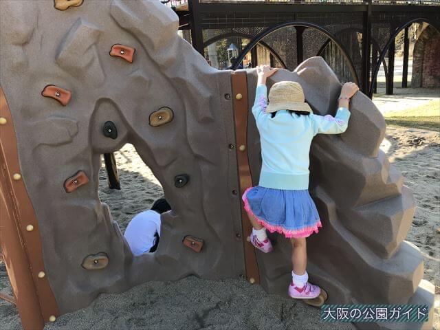 深北緑地「③とりで広場」ロッククライミング風遊具