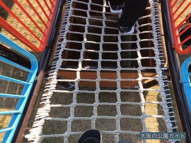 深北緑地「③とりで広場」大型遊具内の縄梯子の隙間