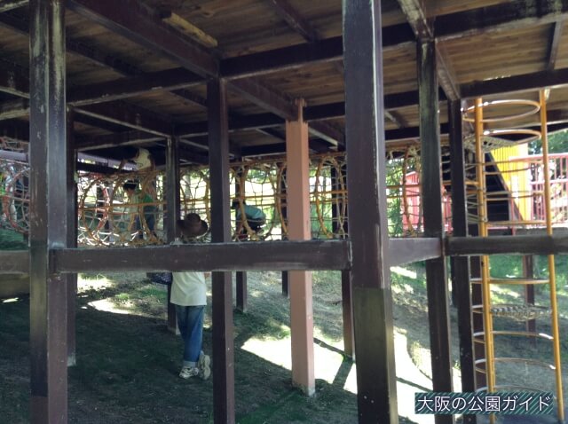 深北緑地「③とりで広場」子供向けアスレチック遊具（ネット付きの輪をくぐる）