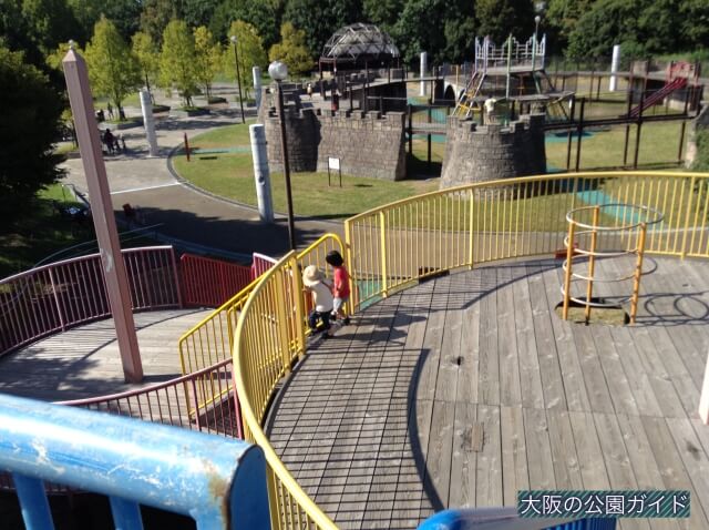 深北緑地「③とりで広場」子供向けアスレチック遊具（円がつながった階段）