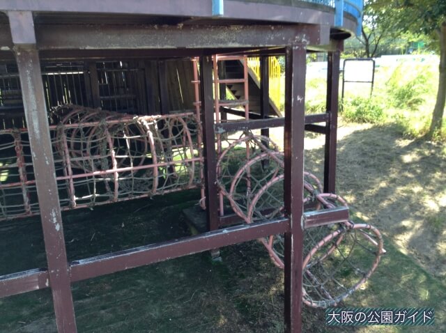 深北緑地「③とりで広場」子供向けアスレチック遊具（ネット付きの輪をくぐる）