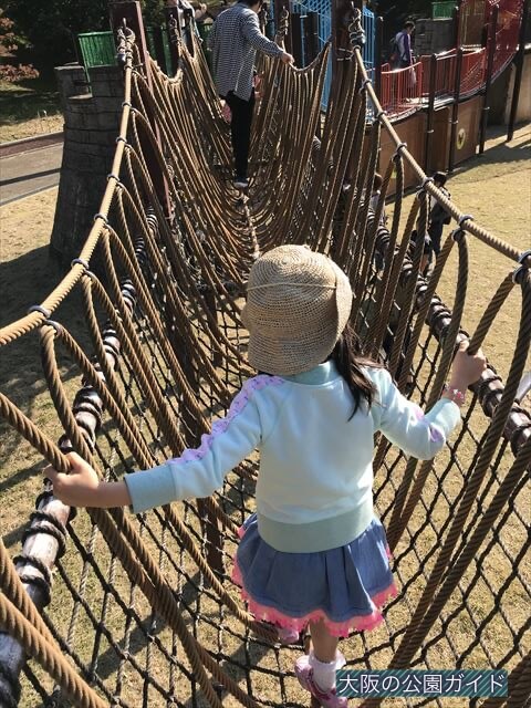 深北緑地「③とりで広場」縄梯子を渡る様子
