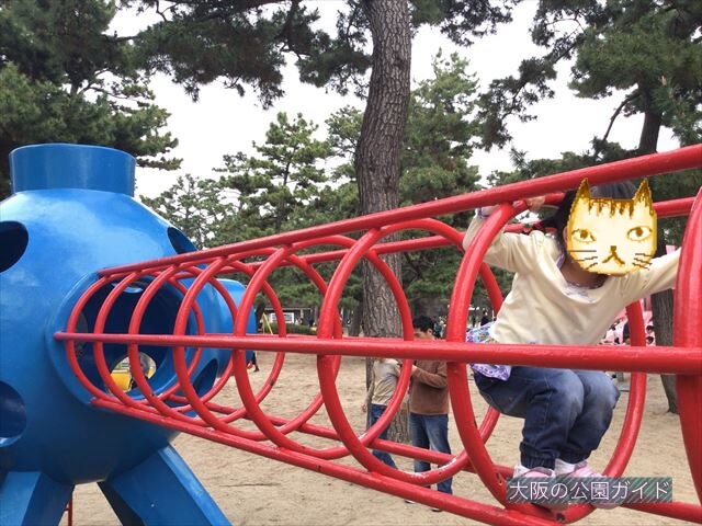 浜寺公園「南児童遊技場」輪のトンネルをくぐって移動