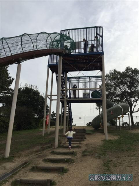 浜寺公園「高石遊技場」ロング滑り台に向かう坂道