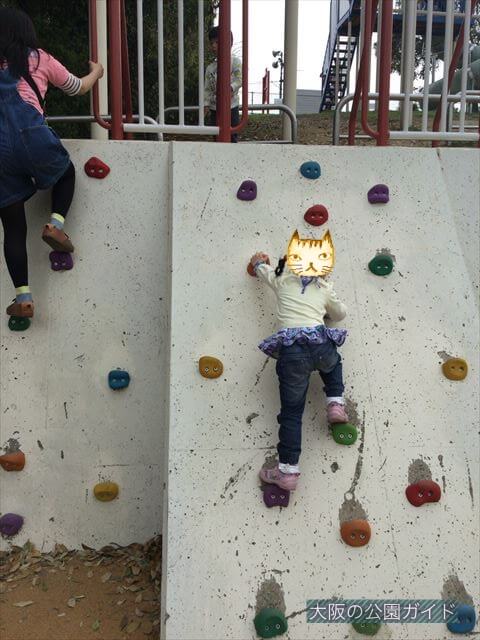 浜寺公園「高石遊技場」ボルダリング遊具を登る様子