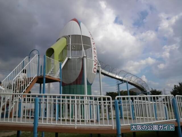 花園中央公園の大型遊具・滑り台に向かう階段