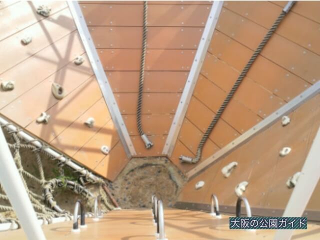 花園中央公園の幼児向け遊具・ボルダリング